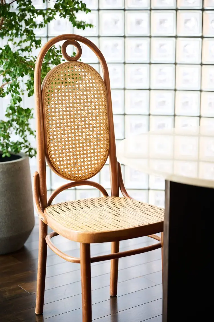 人物撮影にも使えるラタン椅子