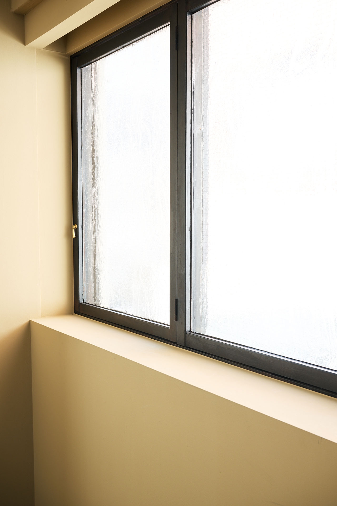 ベージュ壁に映えるブラックの窓枠