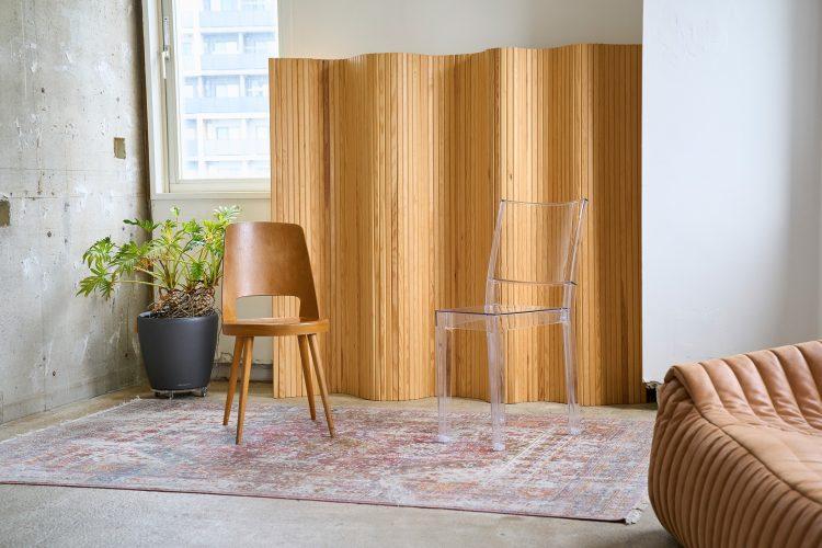 背景にニュアンスを添えるアルテックのパーテーション