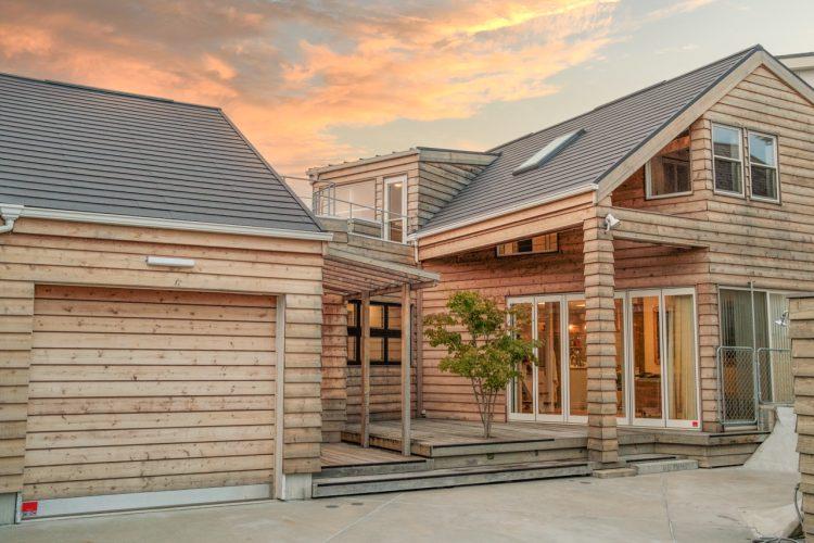 夕暮れ時にも映える外観