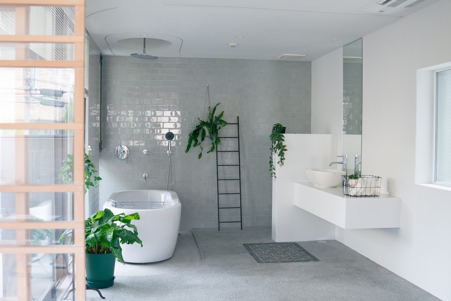 2F グレーとホワイトのシンプルなバスルーム