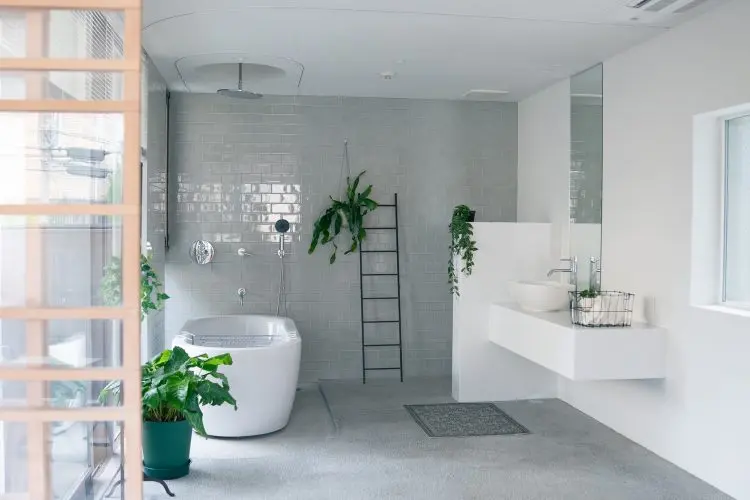 2F グレーとホワイトのシンプルなバスルーム