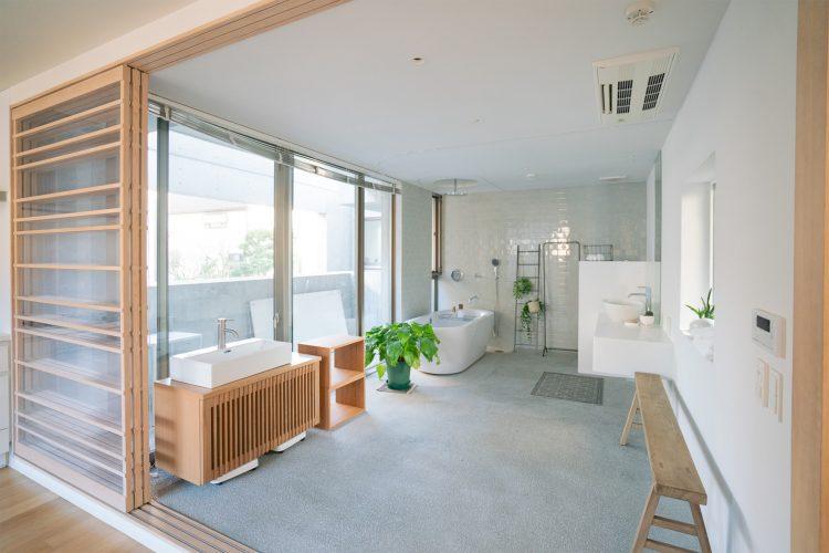 2F 引きじりをとってバス・洗面の撮影が可能(ウッドの洗面台は水は出ません)