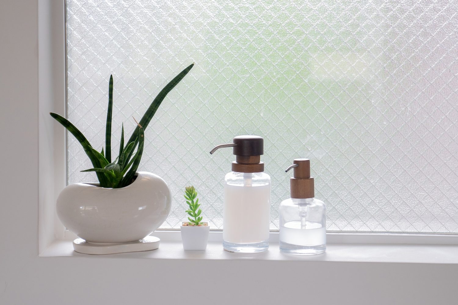 2F 洗面の窓枠を活かした物撮影も可能