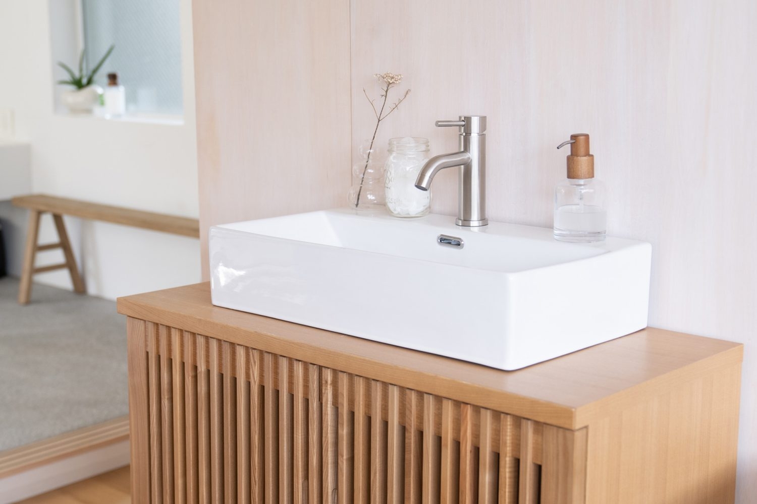 2F 可動式洗面台をフローリングスペースに移動(水は出ません)