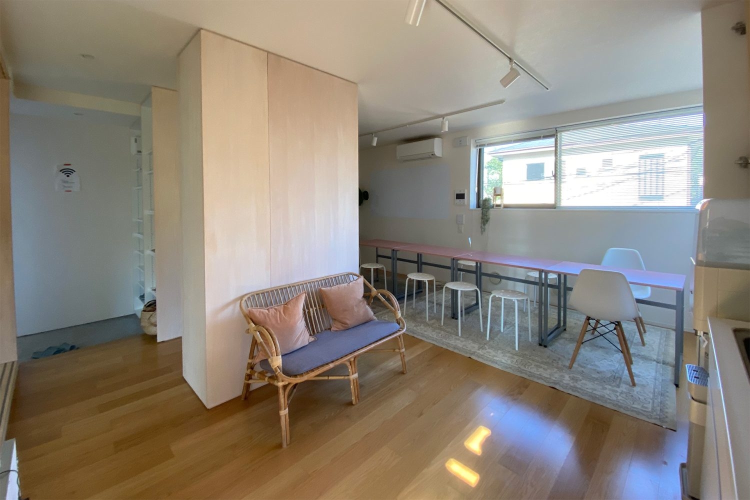 2F 待機場所としても使える打ち合わせスペース