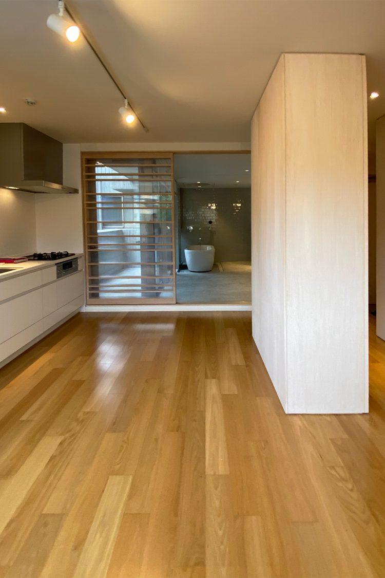 2F 打ち合わせスペースからバスルーム側