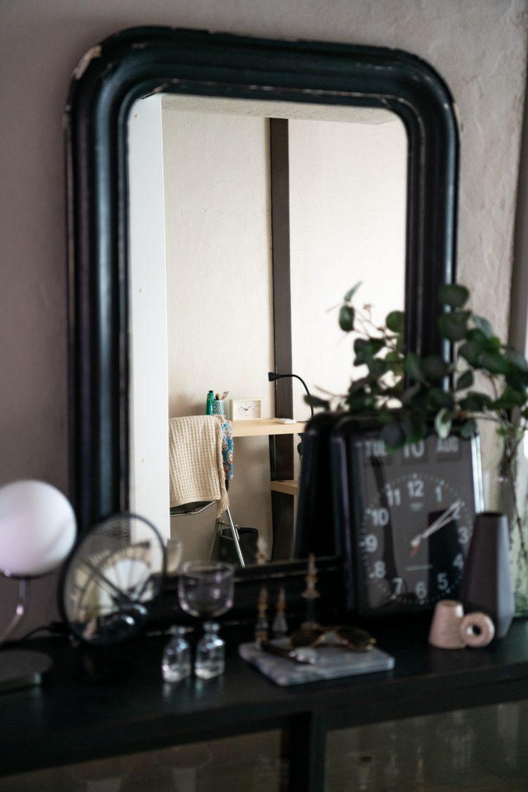 モノトーンで揃えられた家具とプロップ