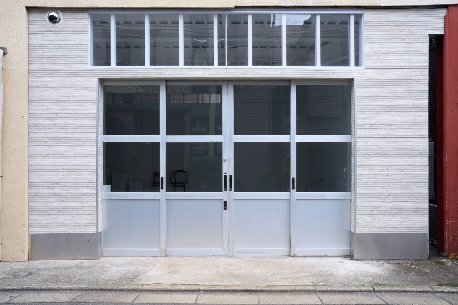 スタジオ入口側からの照明外打ちも可能