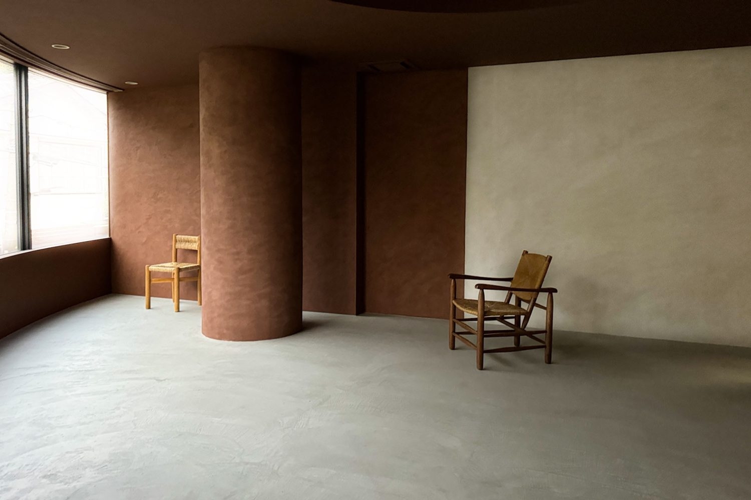 ブラウンとグレーが並ぶ左官壁