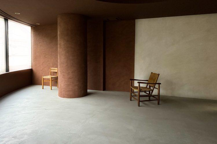 ブラウンとグレーが並ぶ左官壁