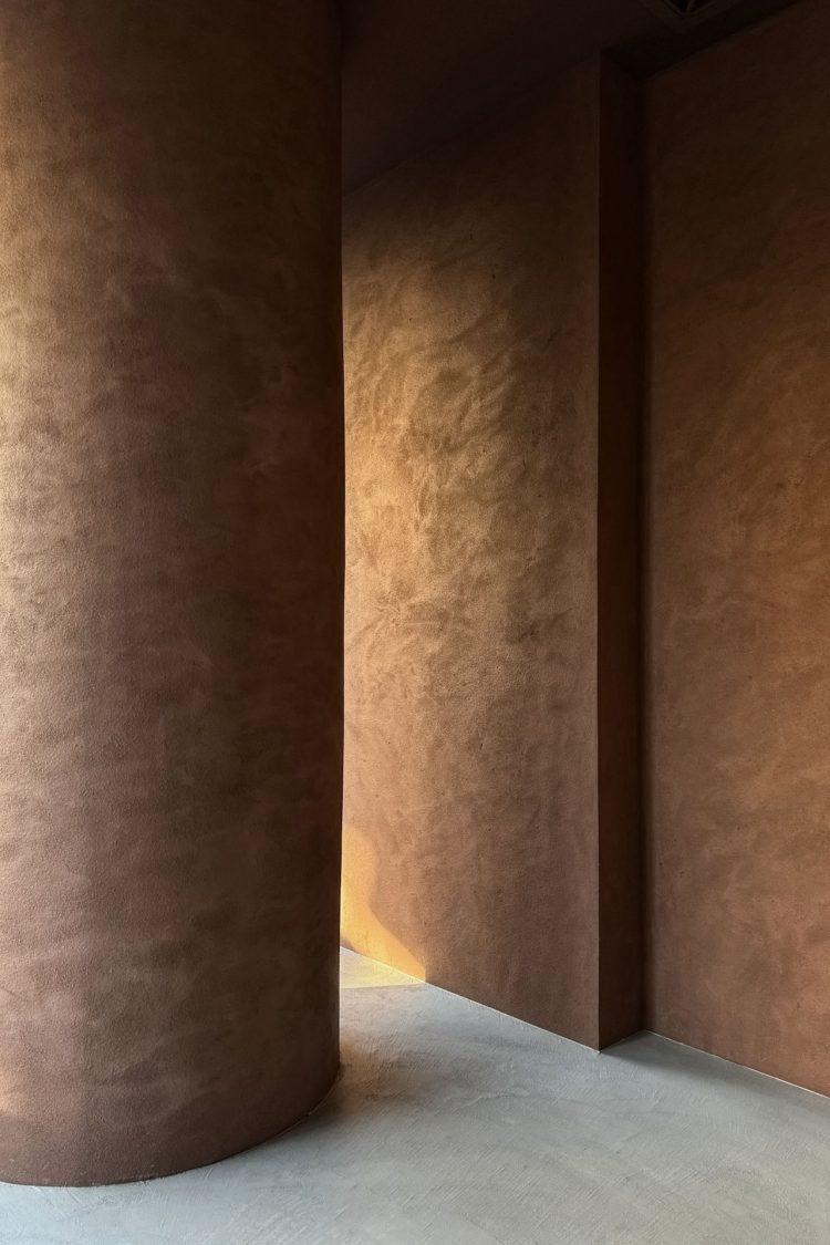 特殊な土壁はシックで落ち着きのある表情