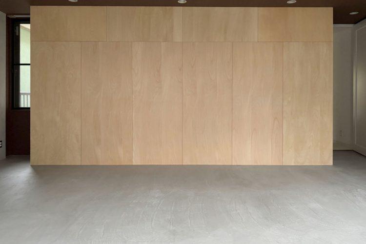 木目を生かした淡黄白色の板壁