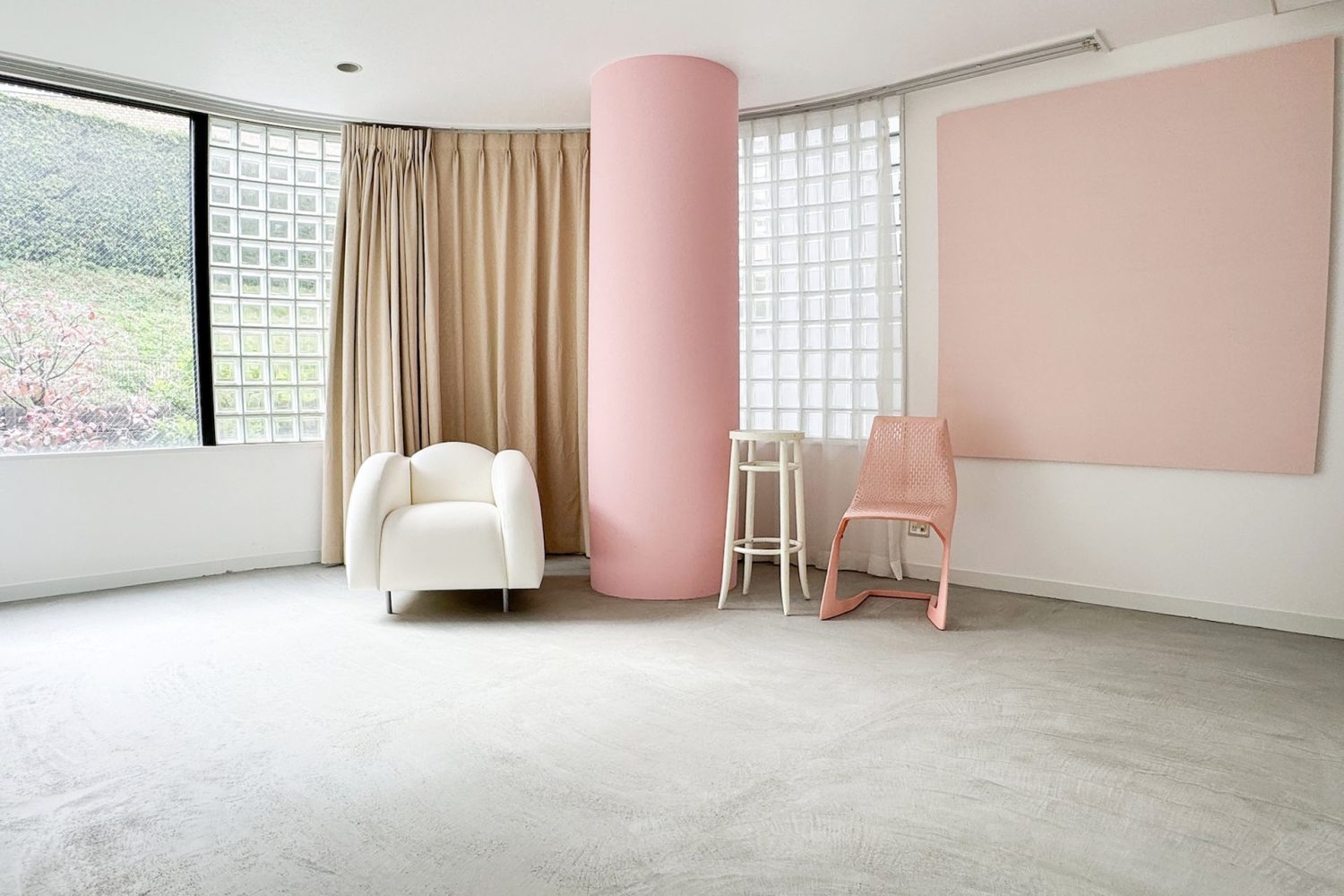 ピンクがアクセントのクリーンな空間