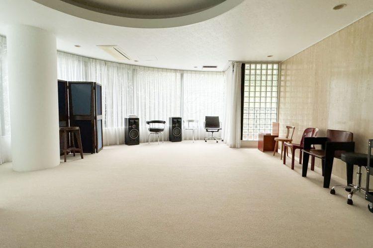 曲面窓と円柱、ガラスブロックが優美な建築