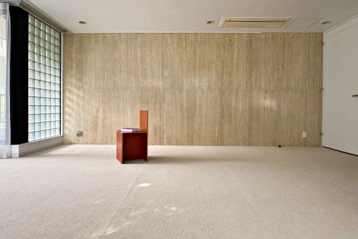 トラバーチン大理石の上品なベージュ壁