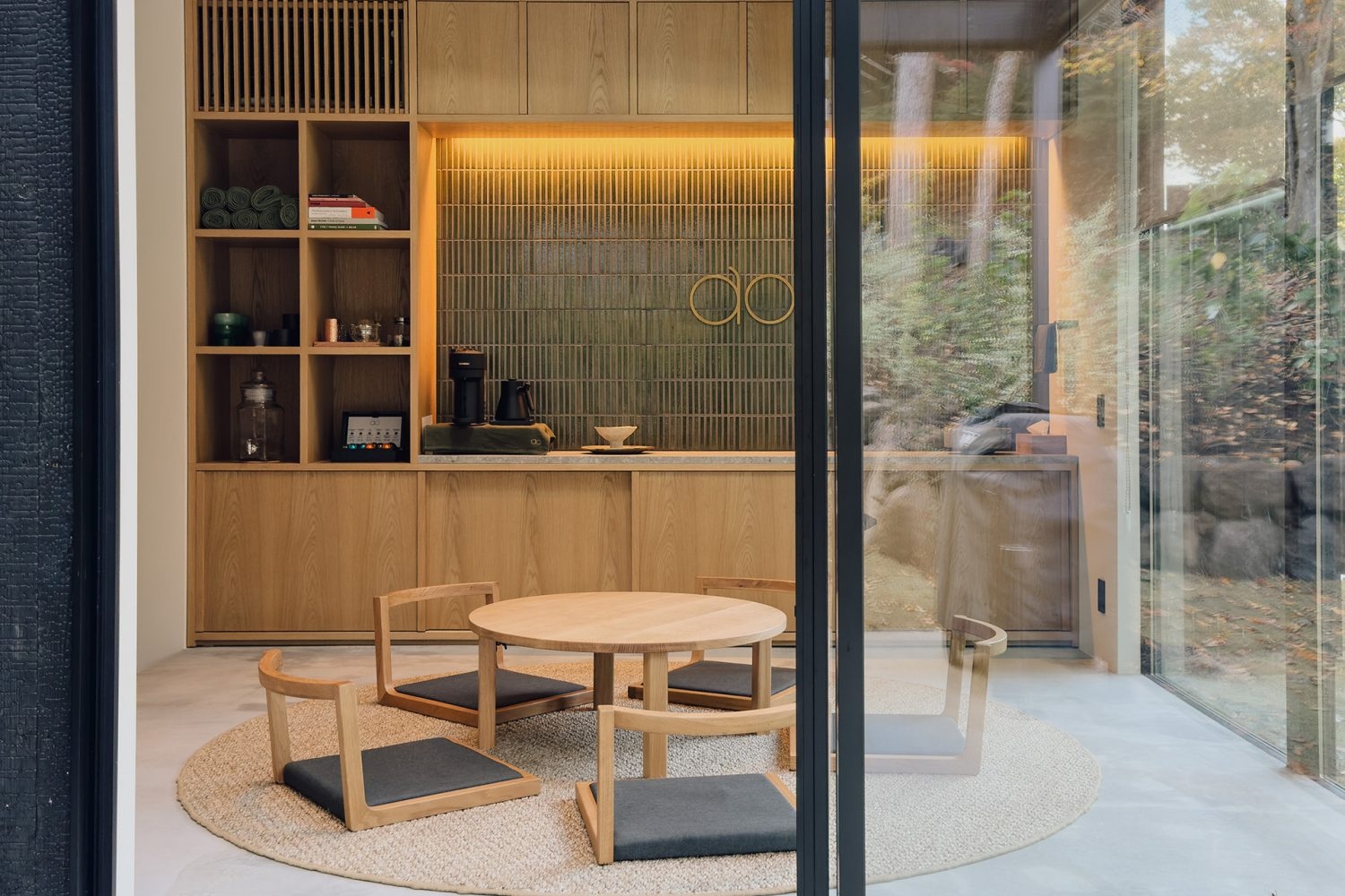 テラス側に引きじりをとって茶室を撮影することも