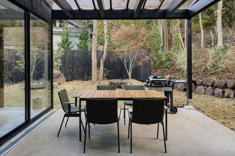 BBQもできる屋根付きのテラス