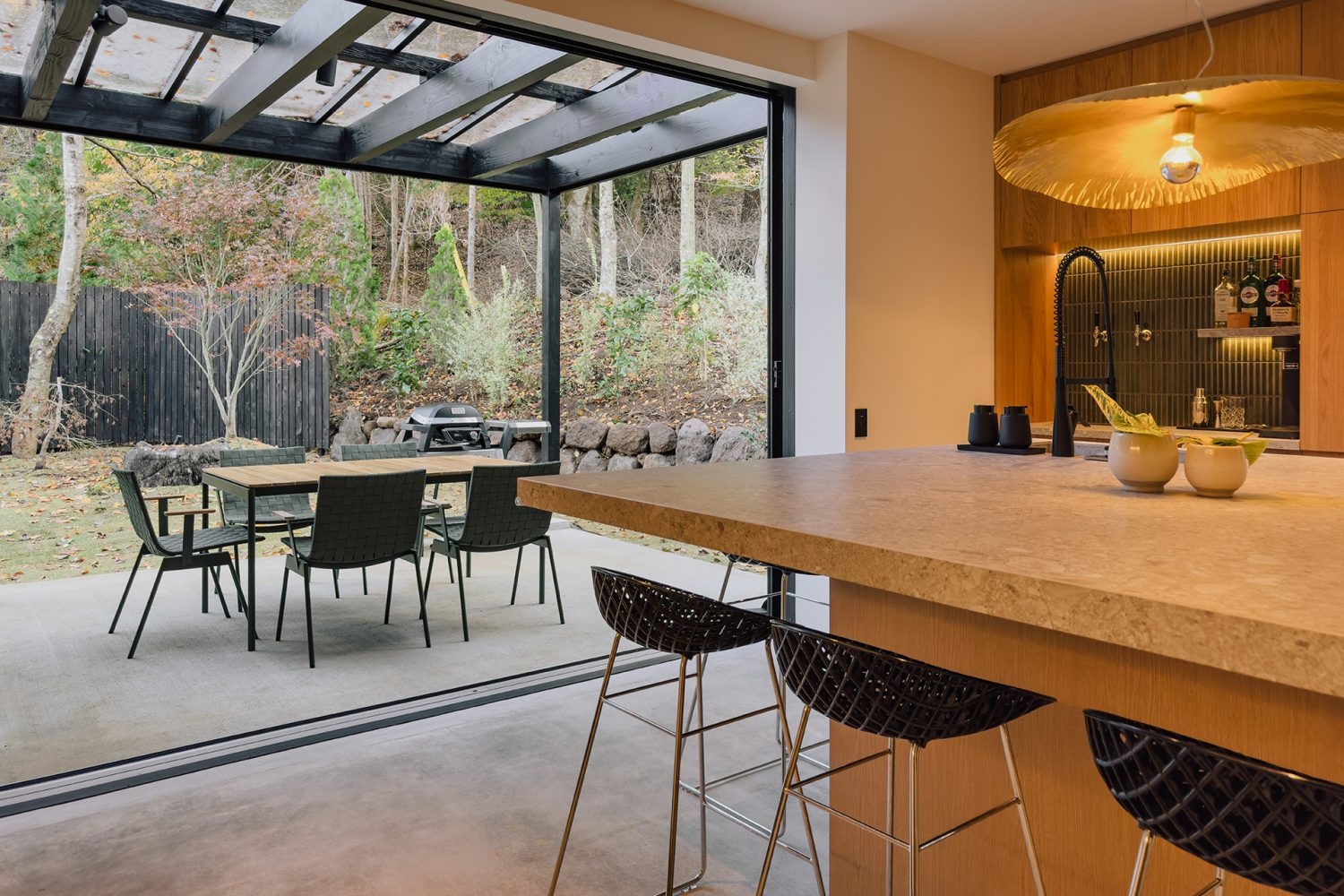 テラスはシームレスにキッチンに繋がる