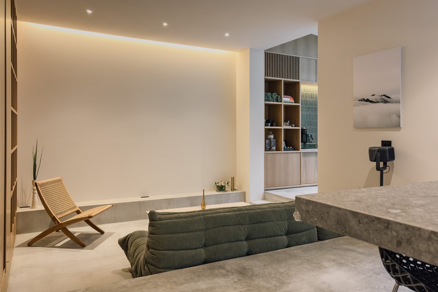 キッチンからリビング側 / 白壁はスクリーンにも