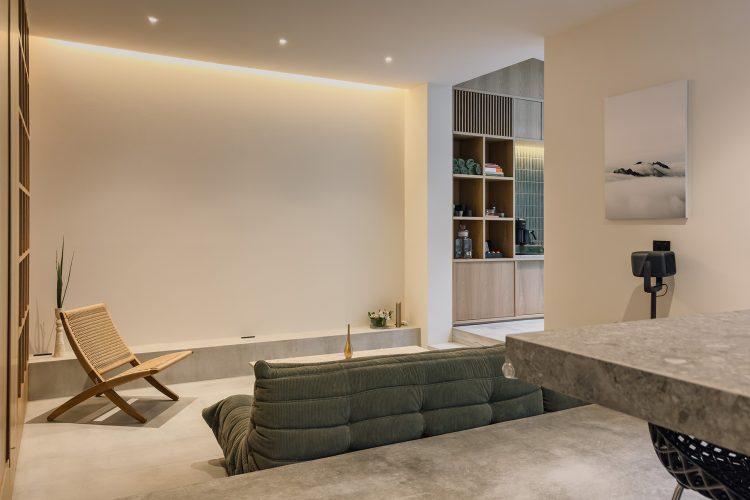 キッチンからリビング側 / 白壁はスクリーンにも