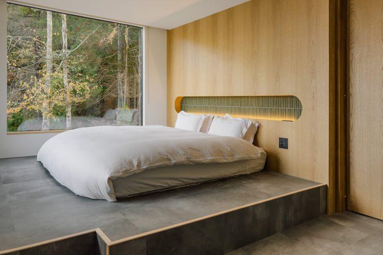 2F 大きな窓で囲まれたマスターベッドルーム