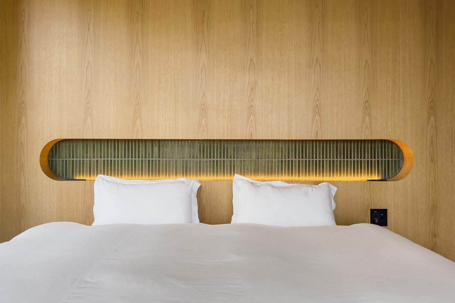 2F ベッドルームも木を基調とする