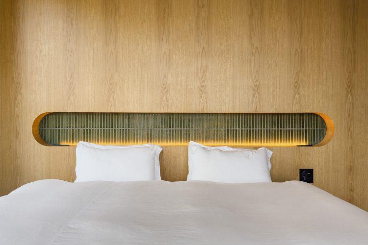 2F ベッドルームも木を基調とする