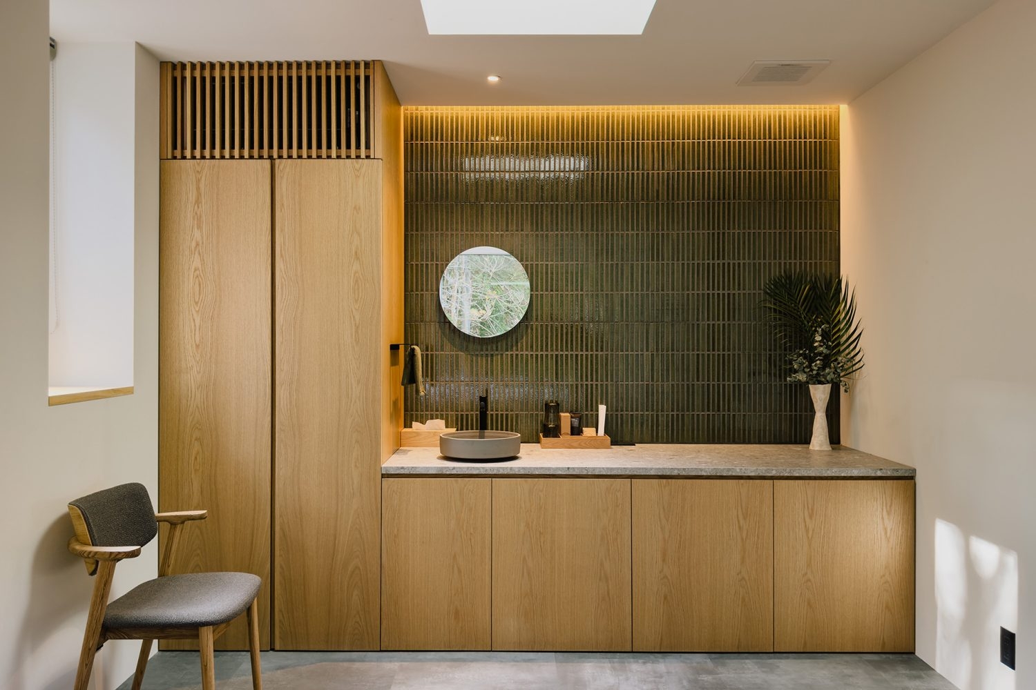 2F サブベッドルーム / メイク場所としても