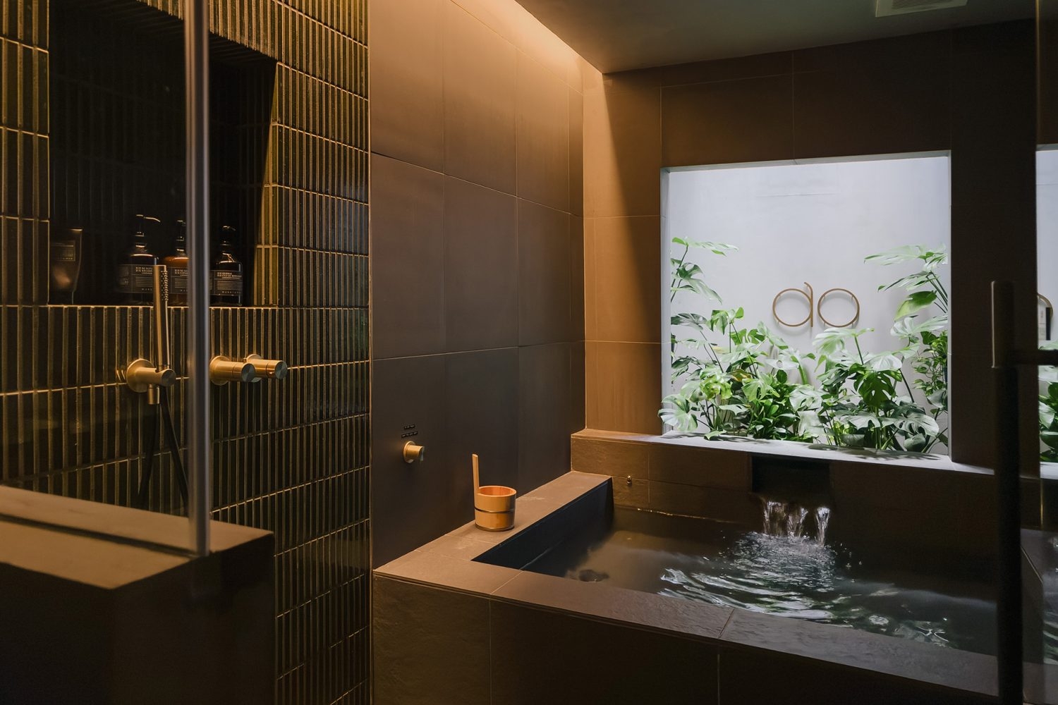 シックな雰囲気のバスルーム