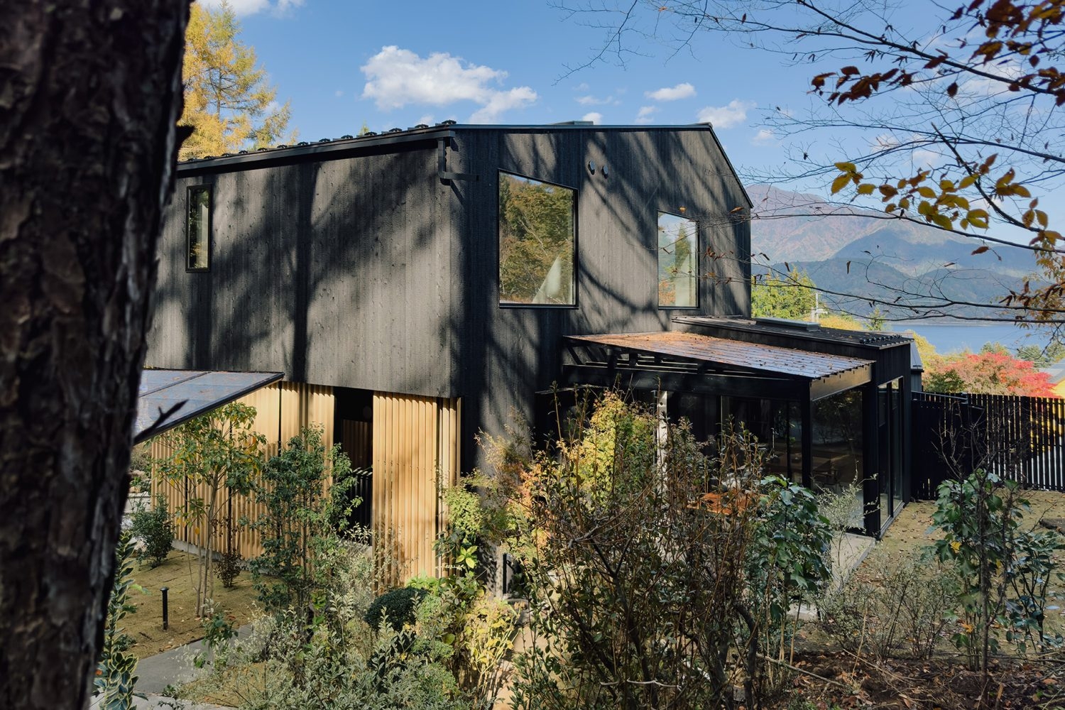 自然の中に佇む焼杉の外装 / 河口湖からすぐの立地