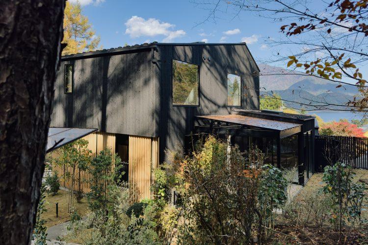 自然の中に佇む焼杉の外装 / 河口湖からすぐの立地