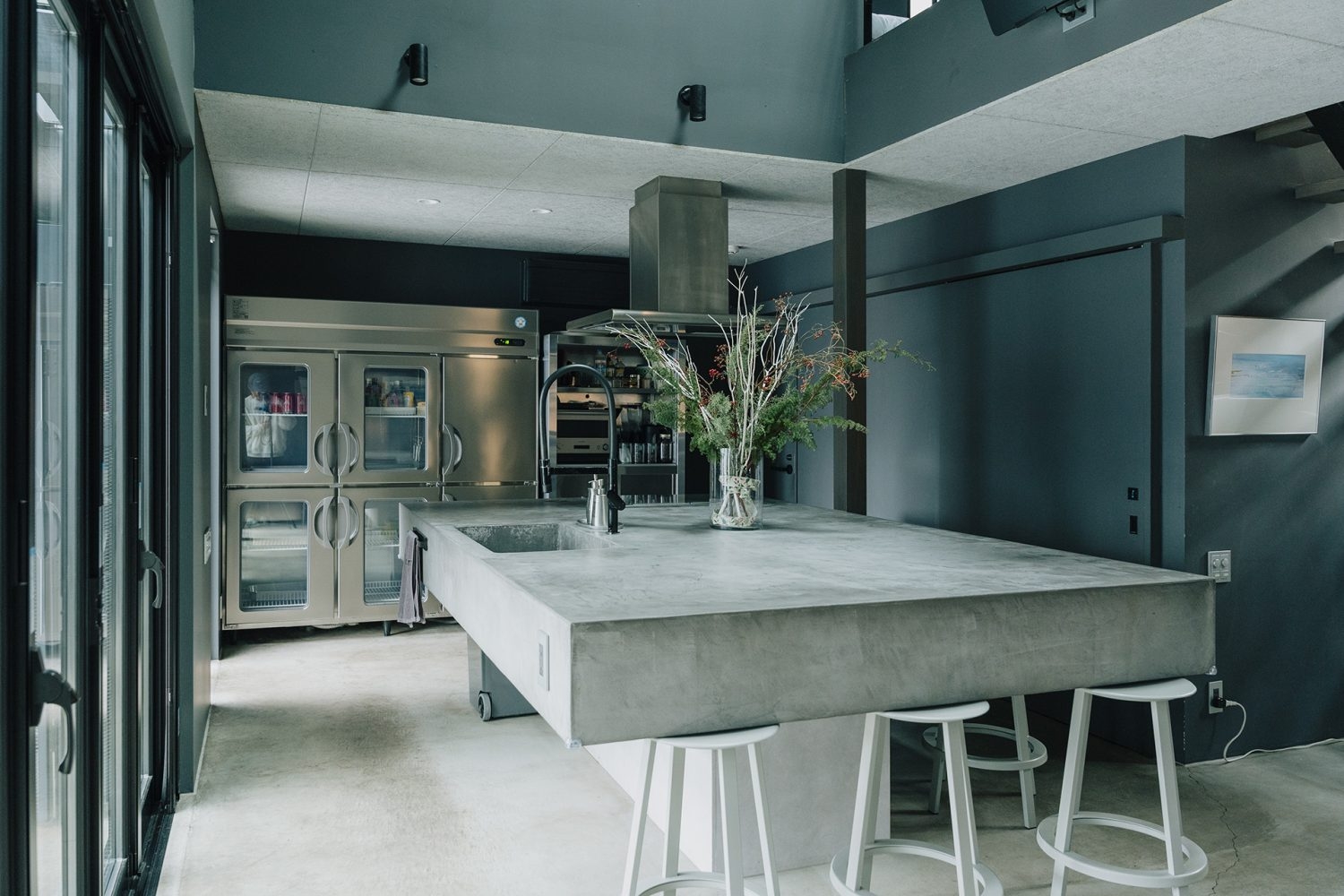 大きなアイランドキッチンと冷蔵庫