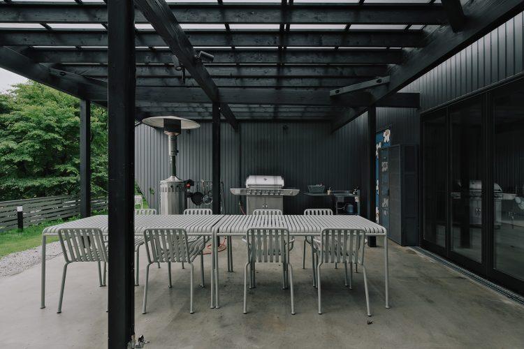 BBQもできる屋根付きの広いテラス