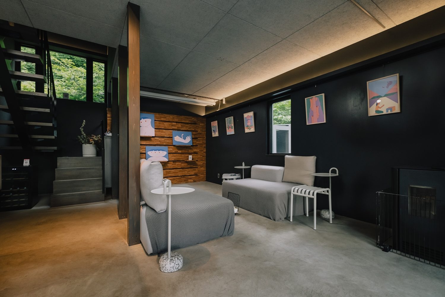 北欧家具が配置された異素材ミックスのリビング