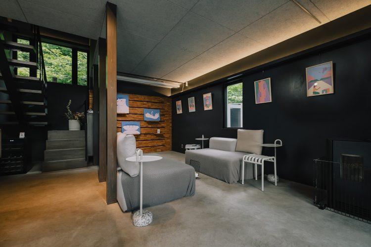 北欧家具が配置された異素材ミックスのリビング