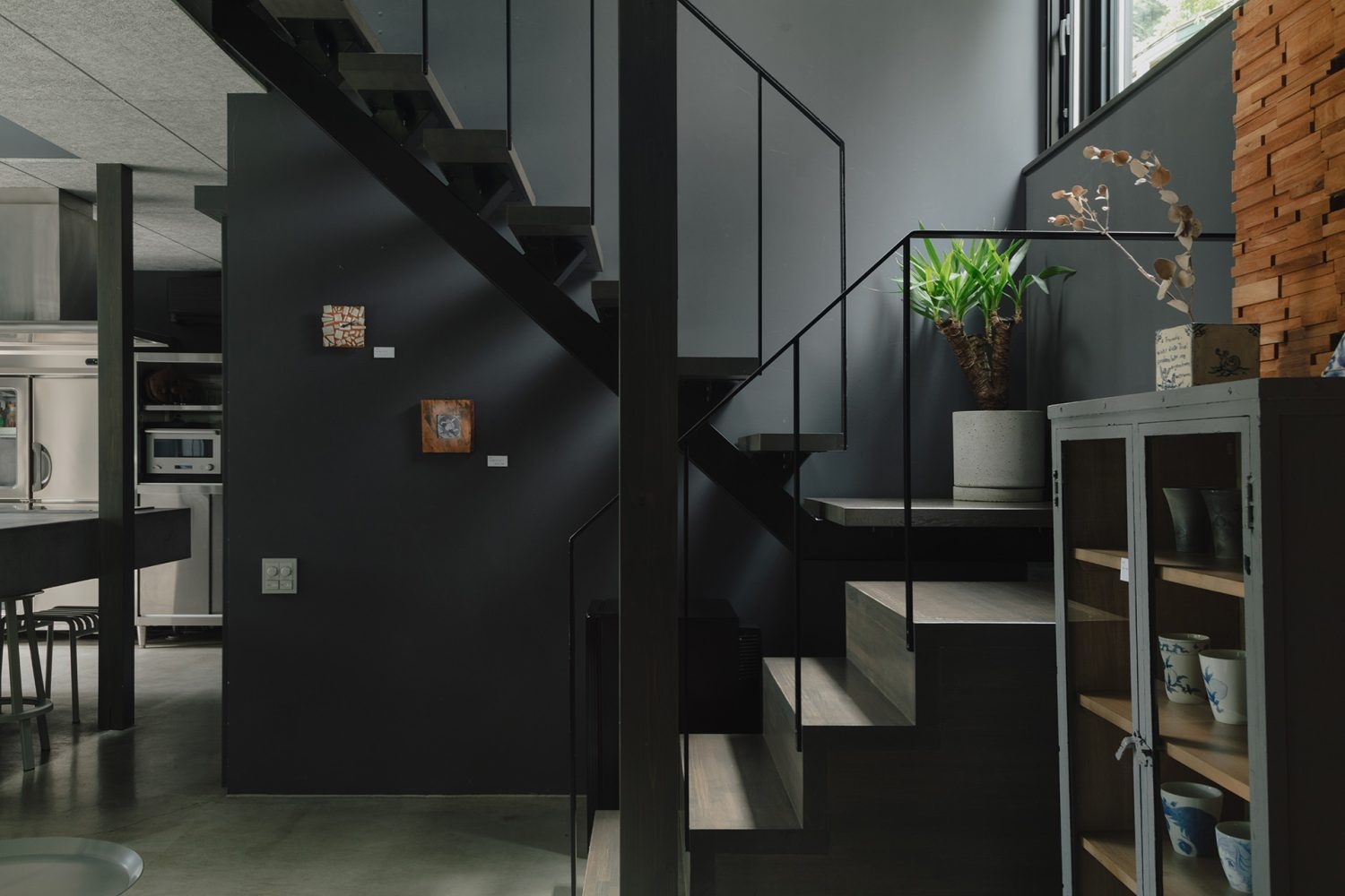 モノトーンを基調としたソリッドな内装