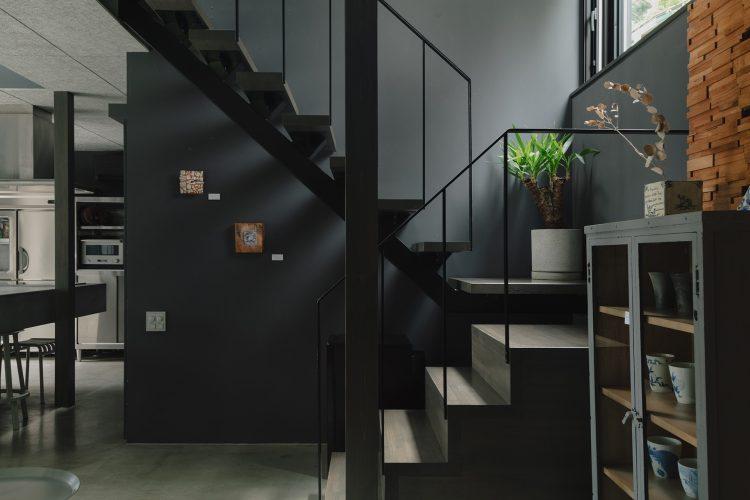 モノトーンを基調としたソリッドな内装