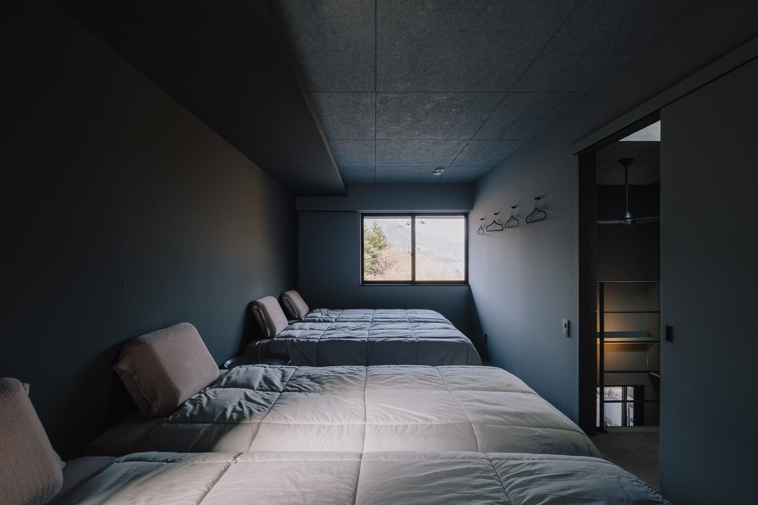 2F 寝室A / シングルベッド4床