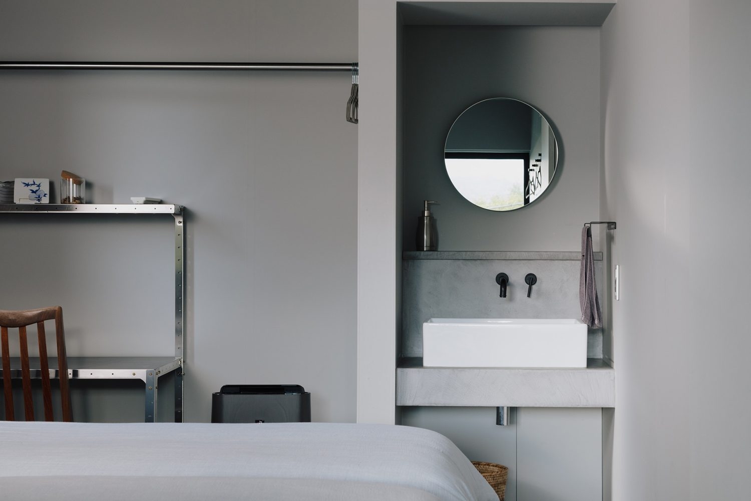 2F 寝室B / 各寝室に洗面台とワークデスク