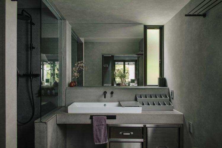 1F シャワールーム / グレートーンで統一された洗面