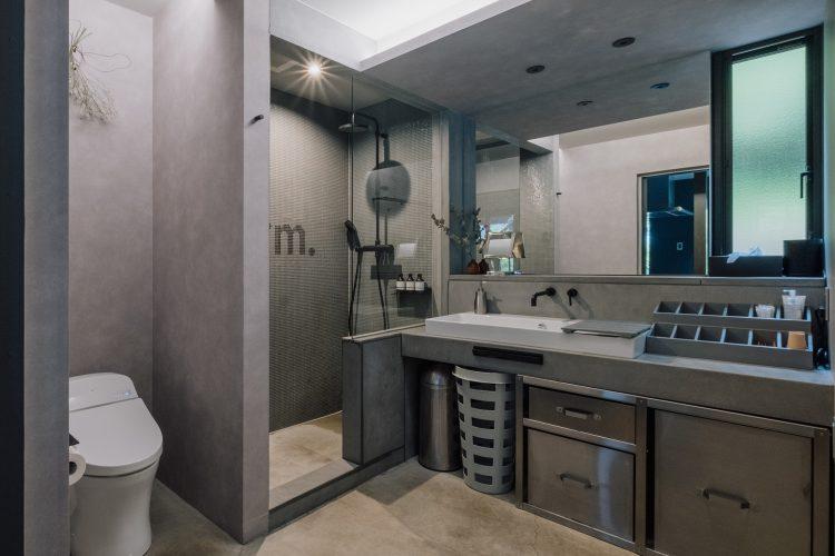 1F シャワールーム内にお手洗い