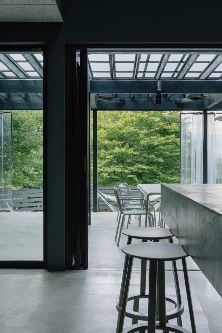 テラス越しに緑が抜ける開放感