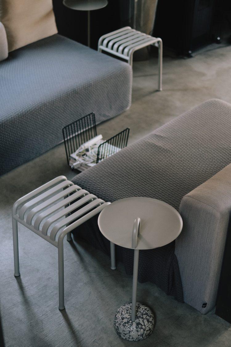 階段からリビングを見下ろすアングル