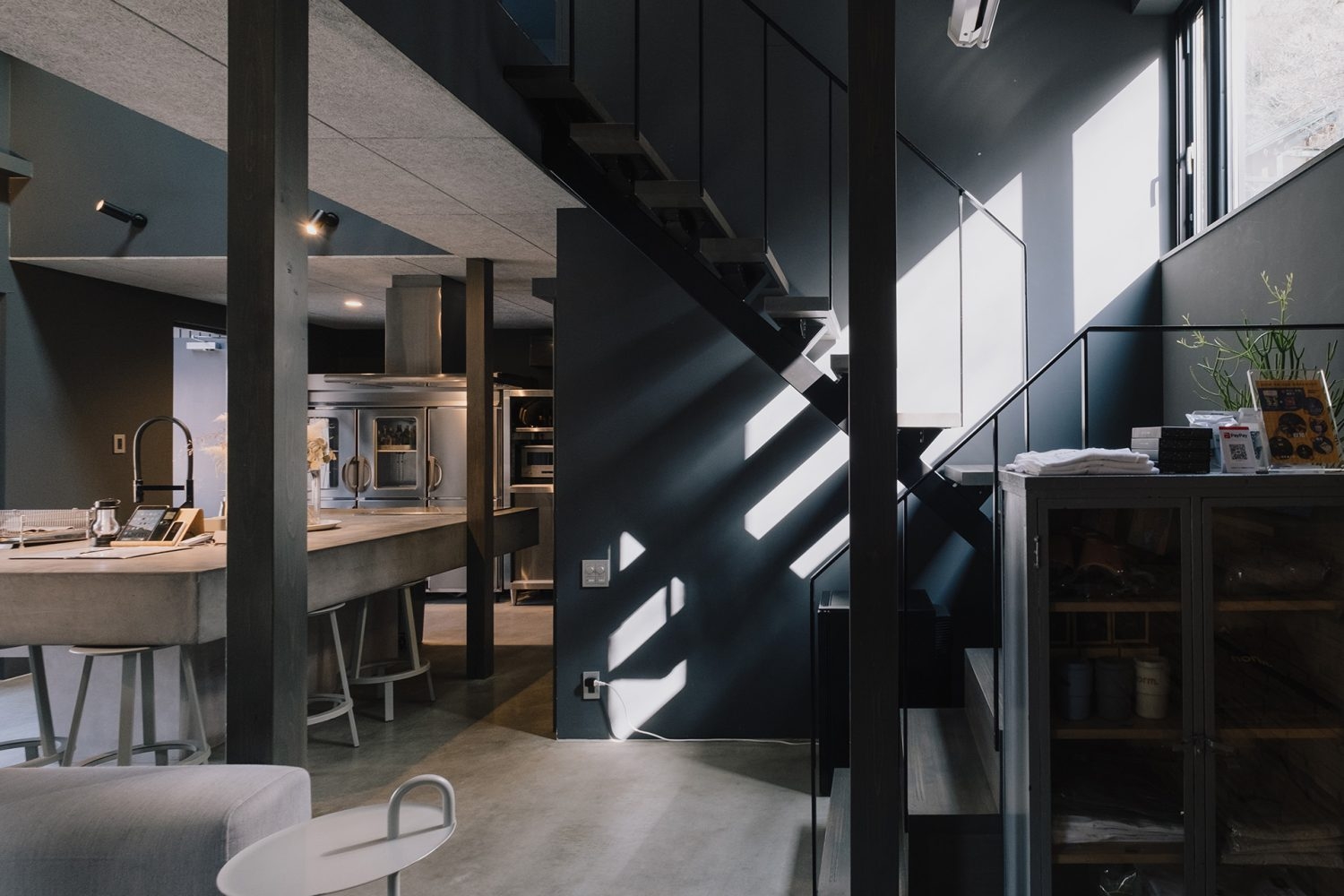 リビングからキッチン側 / 直射を活かした撮影も