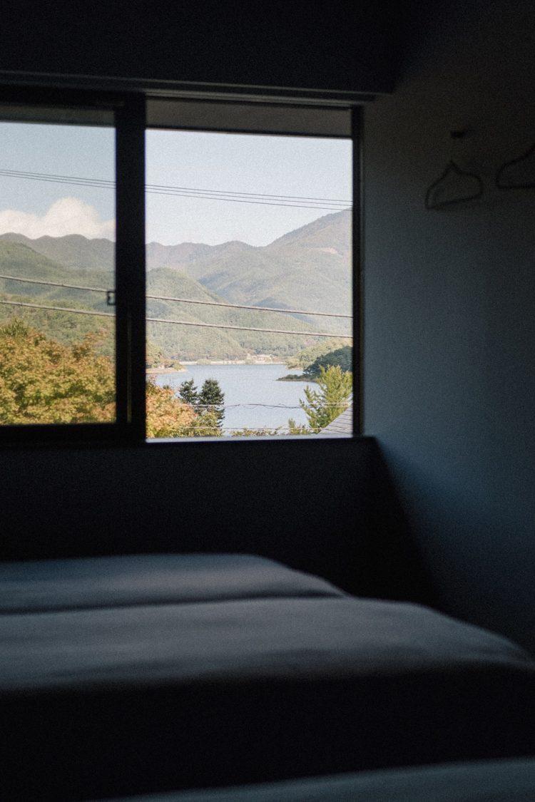 2F 寝室A / 河口湖を望む窓際での撮影も