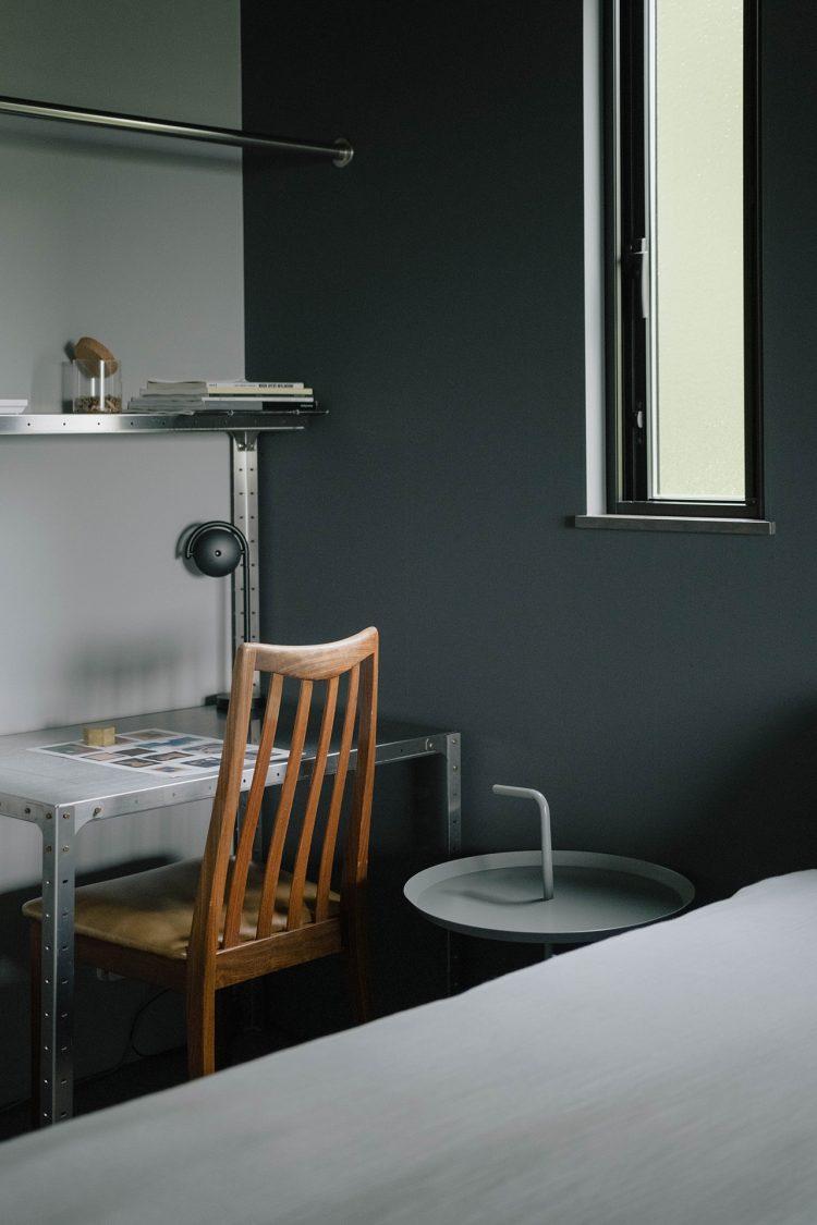 2F 寝室A / ベッドサイドにワークデスク