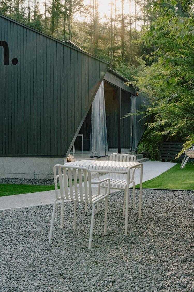 庭で屋外シーンの撮影も