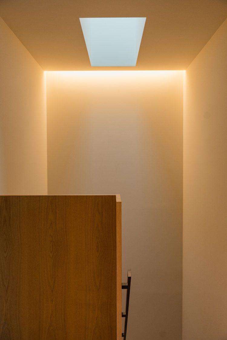 階段上には天窓