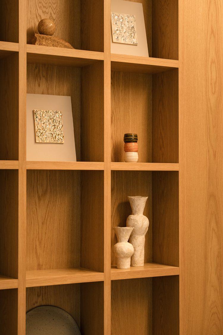 棚で物撮りも(展示物は時期により異なります)